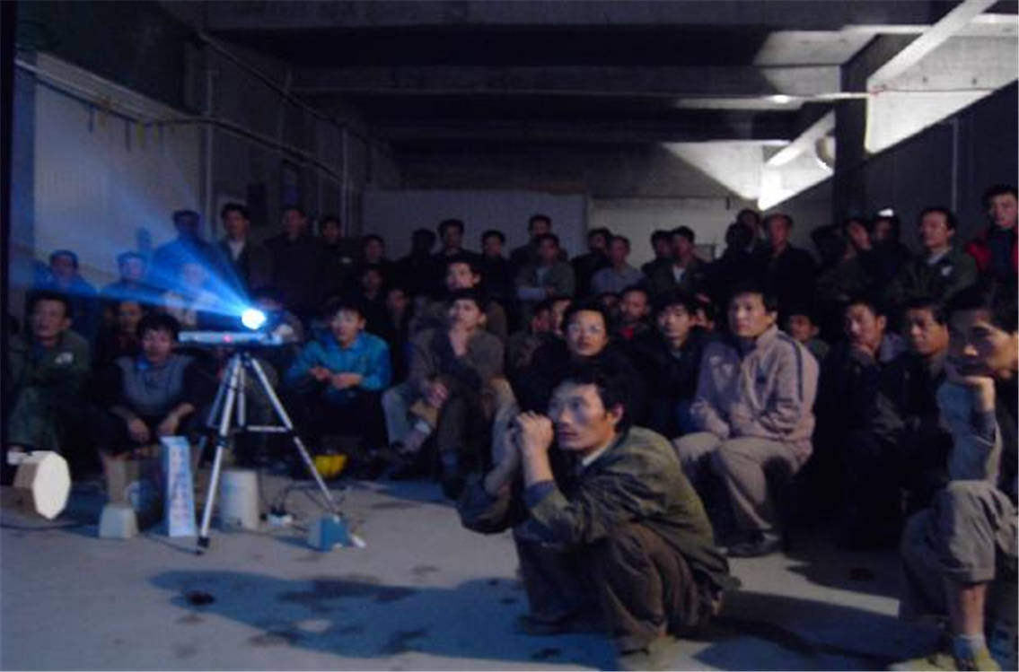 9工会为项目部工人放影戏